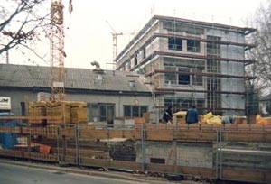 Sanierung eines Gebäudes mit Gerüsten und Kran auf Baustelle