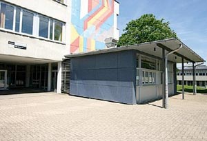 Mensaneubau an einem Schulgebäude