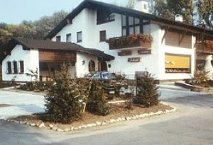 Fasade eines Wohnhauses mit Bäckerei und Café