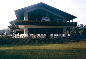 Fasade eines Wohnhauses mit Bäckerei und Café